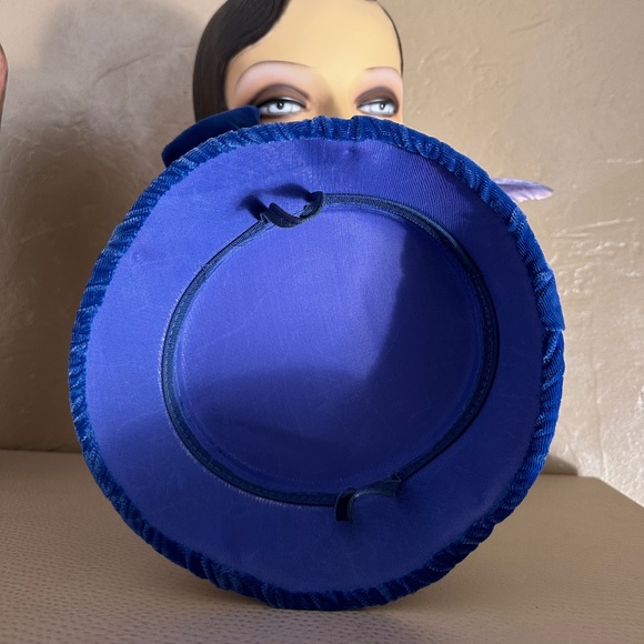 CHIC 1950's ROYAL BLUE VELVET & PURPLE SATIN DRAPED PANCAKE HAT WITH FEATHER - Picture 11 of 11